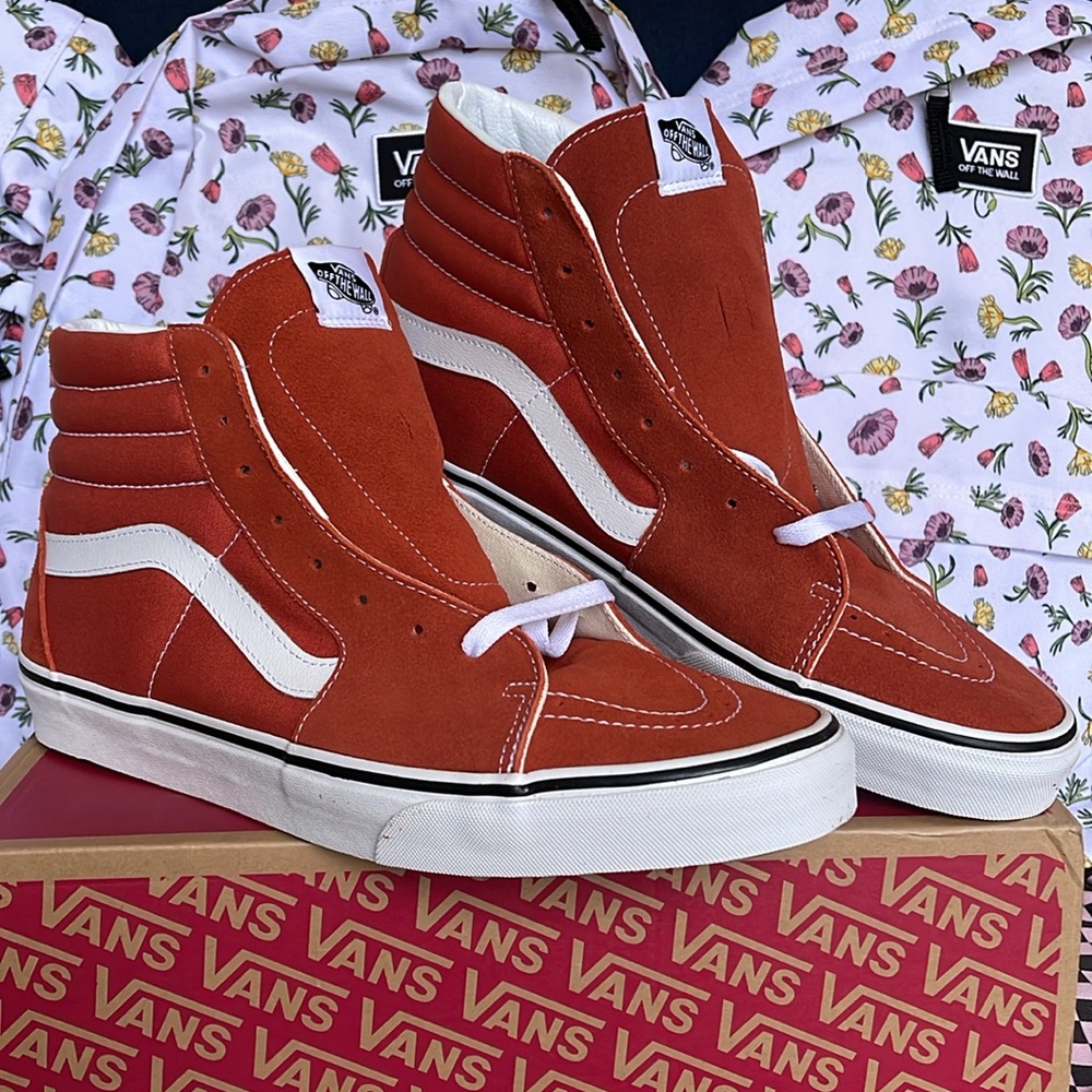 Vans WMNS Sk8-Hi
Color Theory Burnt Ochre
VN0005U9GWP
Sneakers - Picture 5 of 16